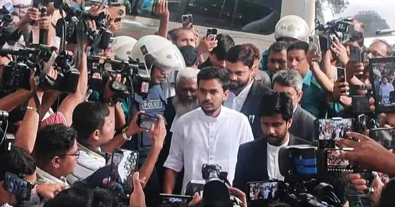 ট্রাইব্যুনালে উপস্থিত হয়েছেন উপদেষ্টা আসিফ মাহমুদ